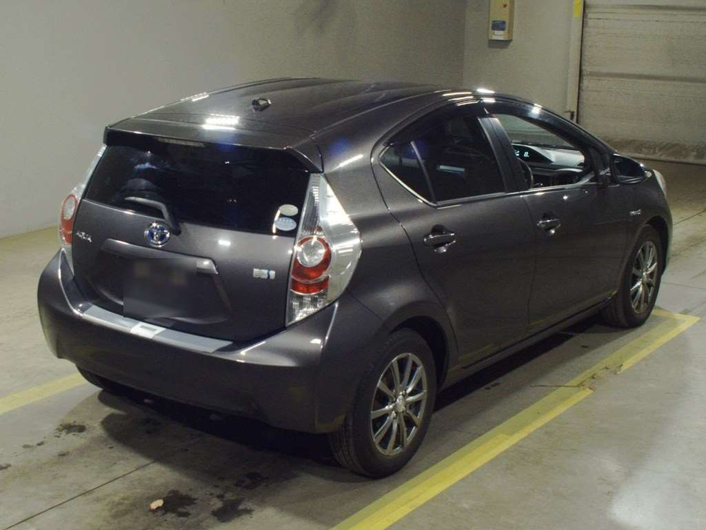 2012 Toyota Aqua NHP10[1]