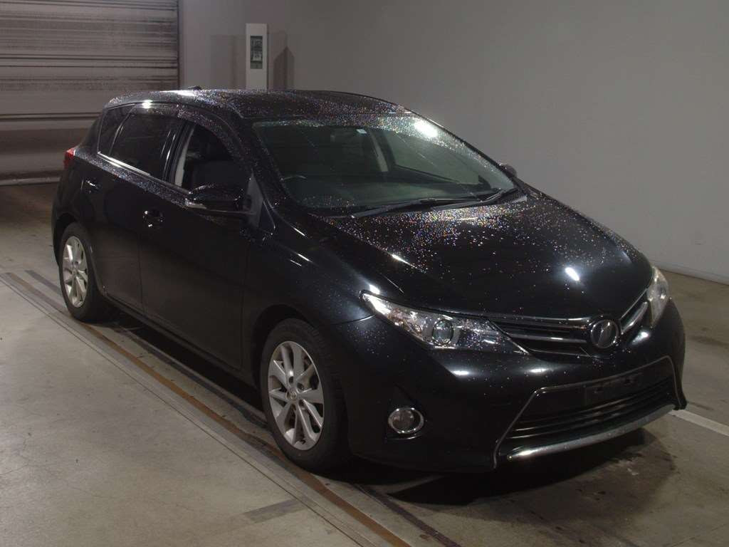 2013 Toyota Auris NZE181H[2]