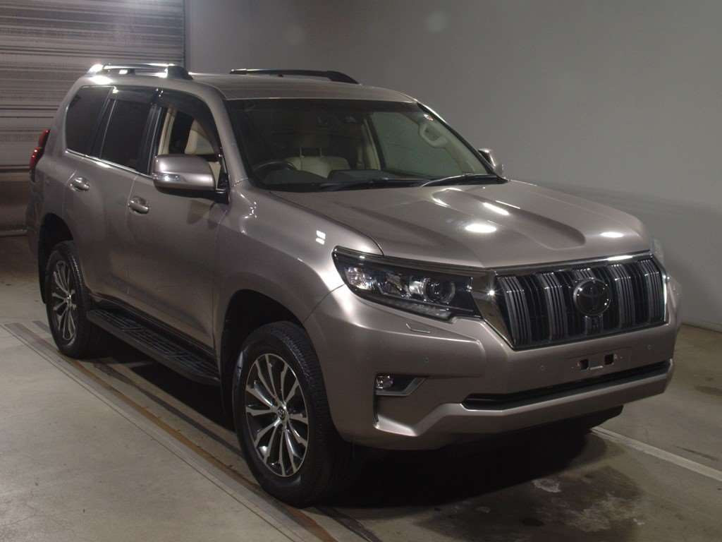 2017 Toyota Land Cruiser Prado TRJ150W[2]