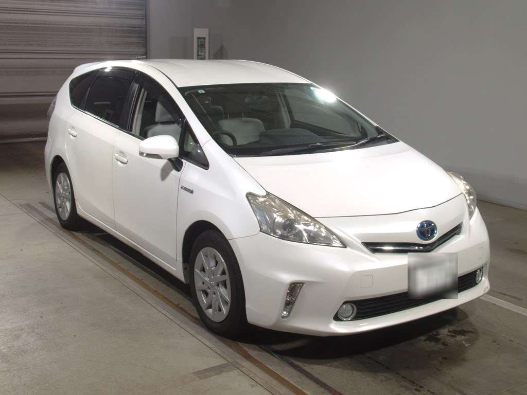 2013 Toyota Prius alpha ZVW41W[2]