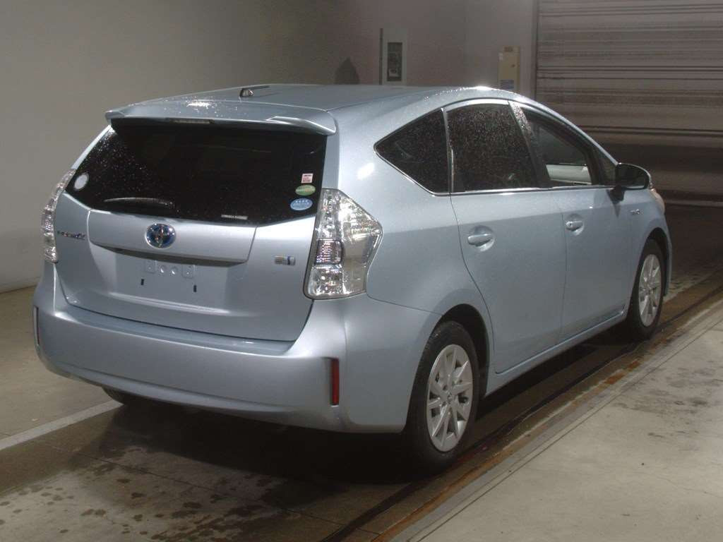 2012 Toyota Prius alpha ZVW41W[1]