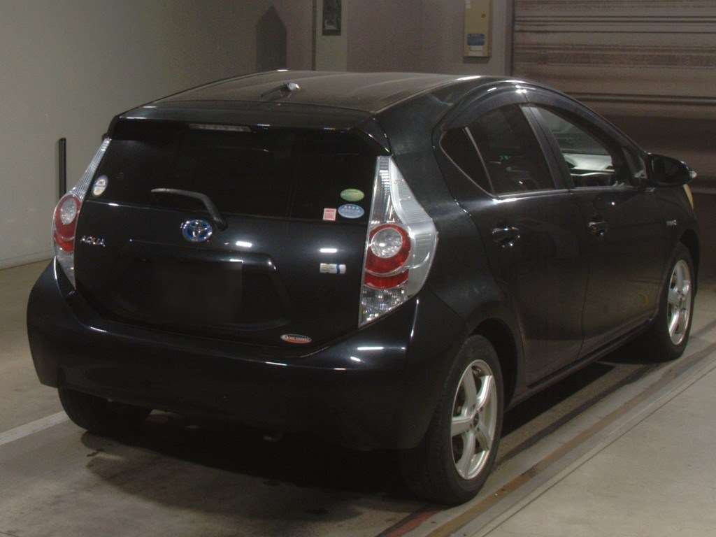 2013 Toyota Aqua NHP10[1]