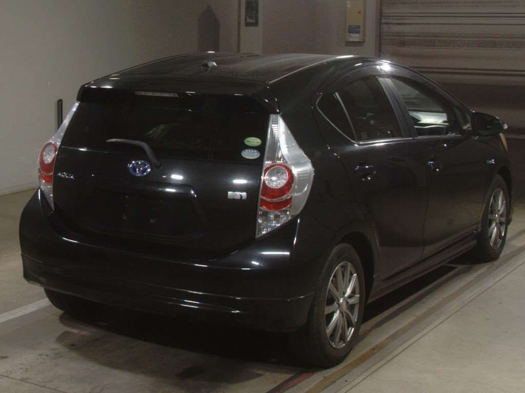 2013 Toyota Aqua NHP10[1]