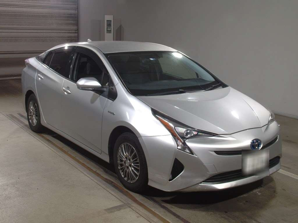 2016 Toyota Prius ZVW55[2]