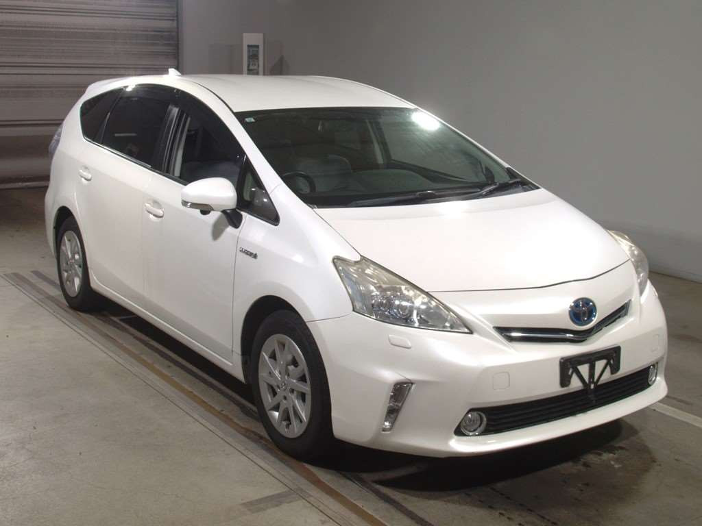 2013 Toyota Prius alpha ZVW40W[2]