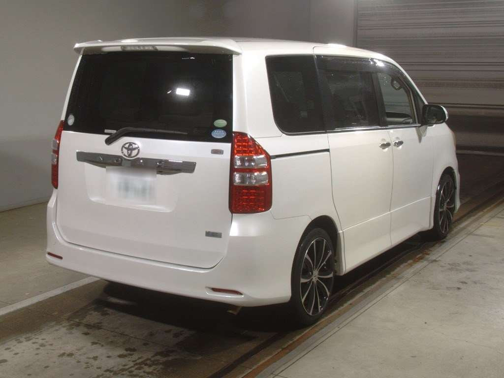 2012 Toyota Noah ZRR70W[1]