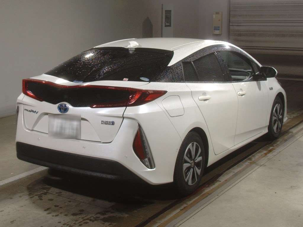 2017 Toyota Prius PHV ZVW52[1]