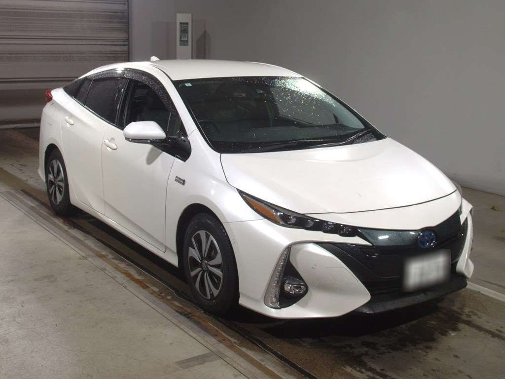 2017 Toyota Prius PHV ZVW52[2]