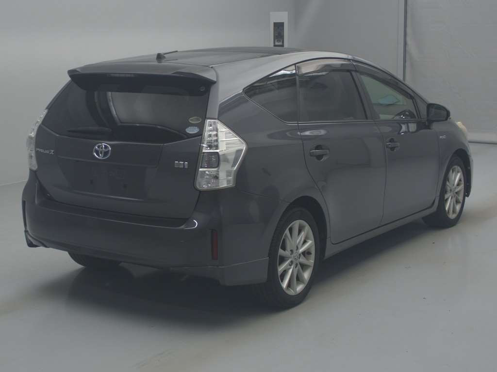 2011 Toyota Prius alpha ZVW40W[1]