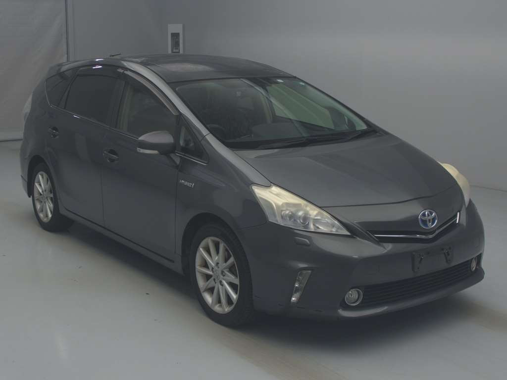 2011 Toyota Prius alpha ZVW40W[2]