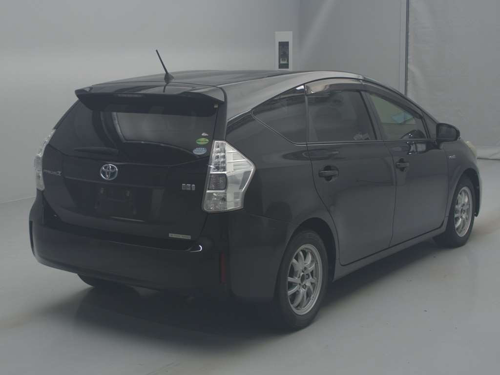 2012 Toyota Prius alpha ZVW41W[1]