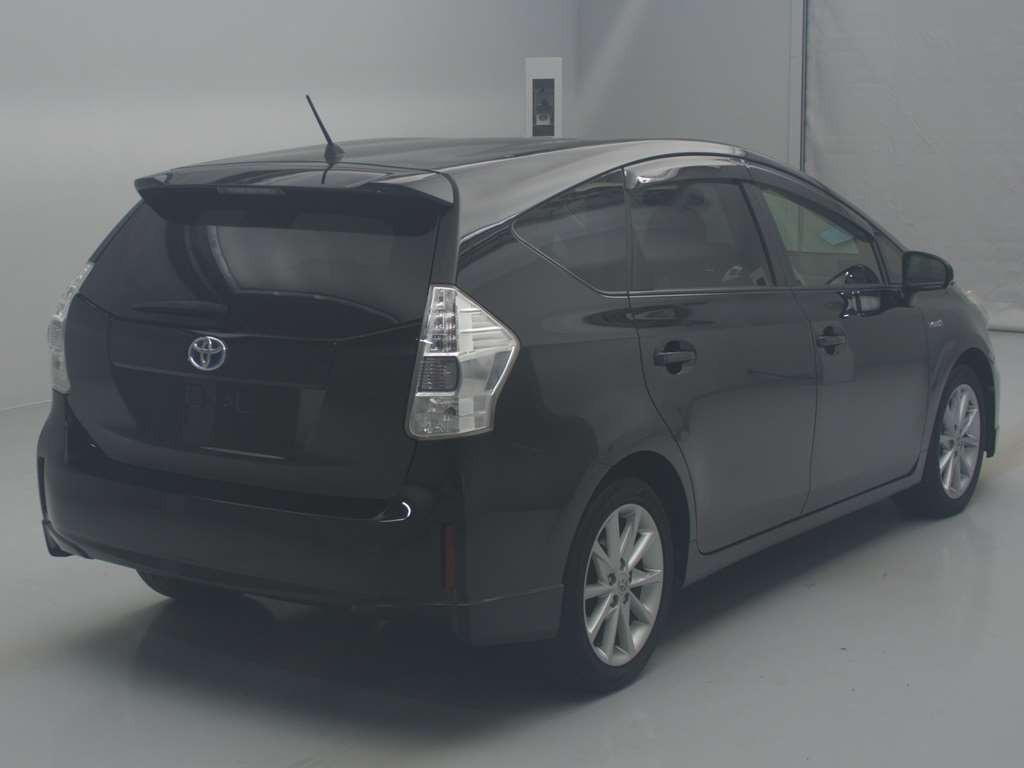 2012 Toyota Prius alpha ZVW41W[1]