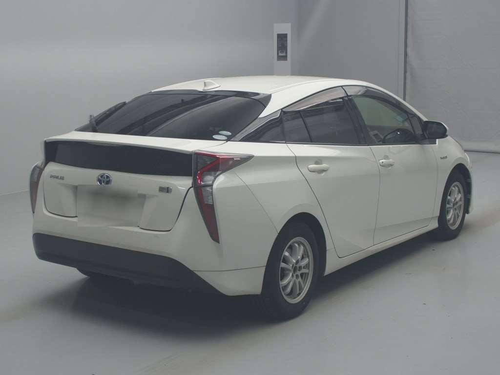 2016 Toyota Prius ZVW50[1]