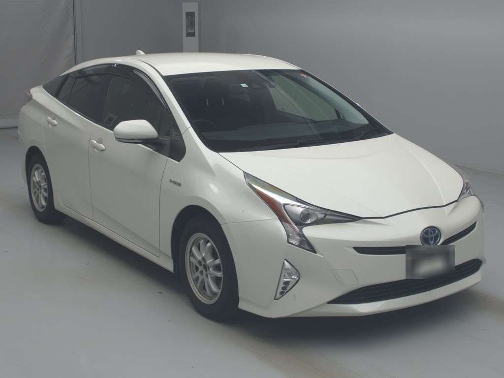 2016 Toyota Prius ZVW50[2]