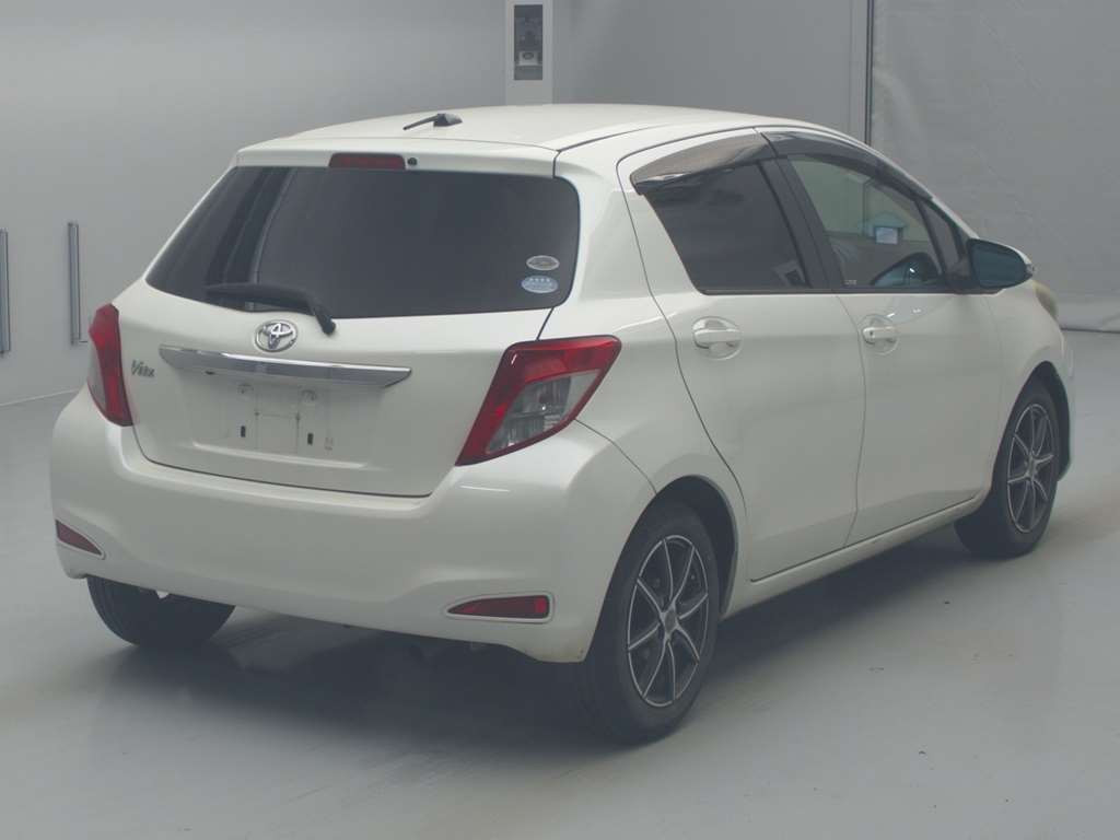 2011 Toyota Vitz NSP130[1]