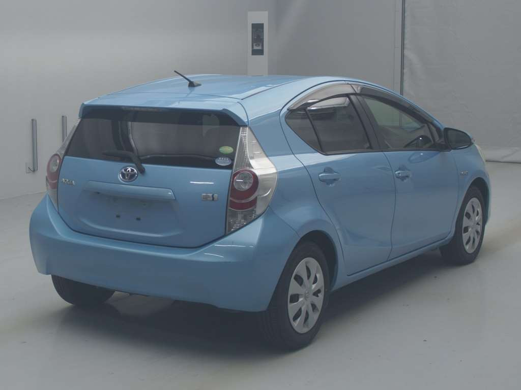 2012 Toyota Aqua NHP10[1]