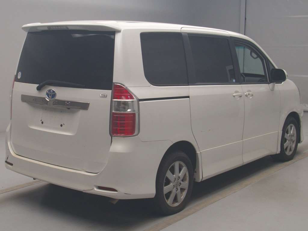 2007 Toyota Noah ZRR70W[1]