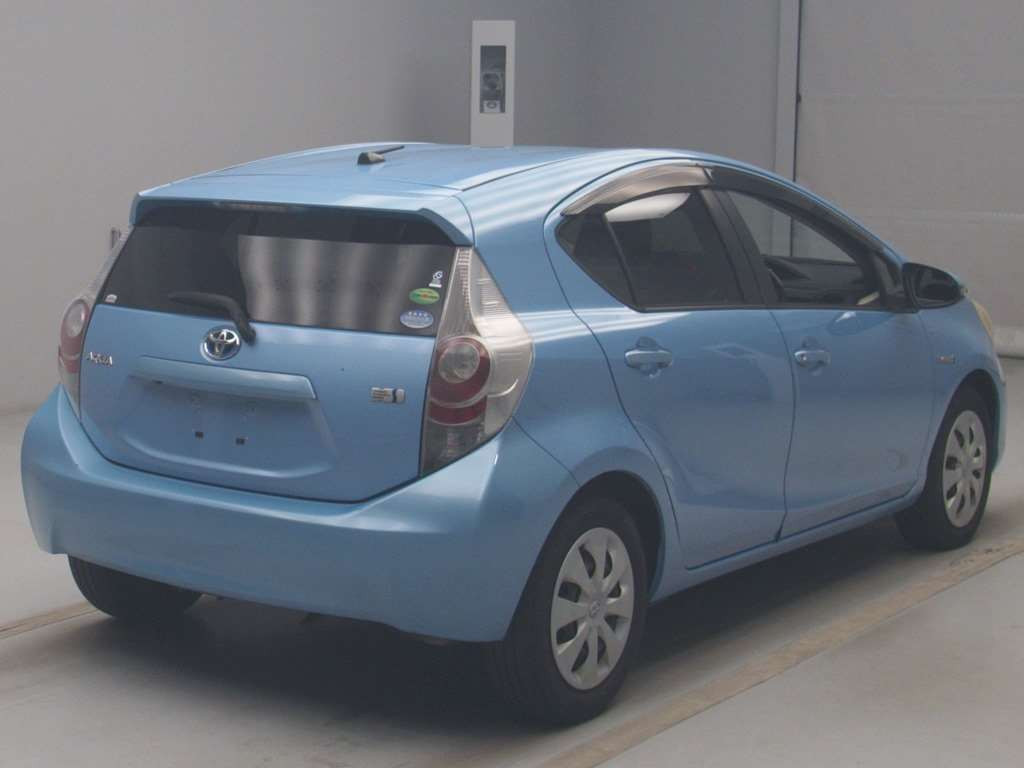 2012 Toyota Aqua NHP10[1]