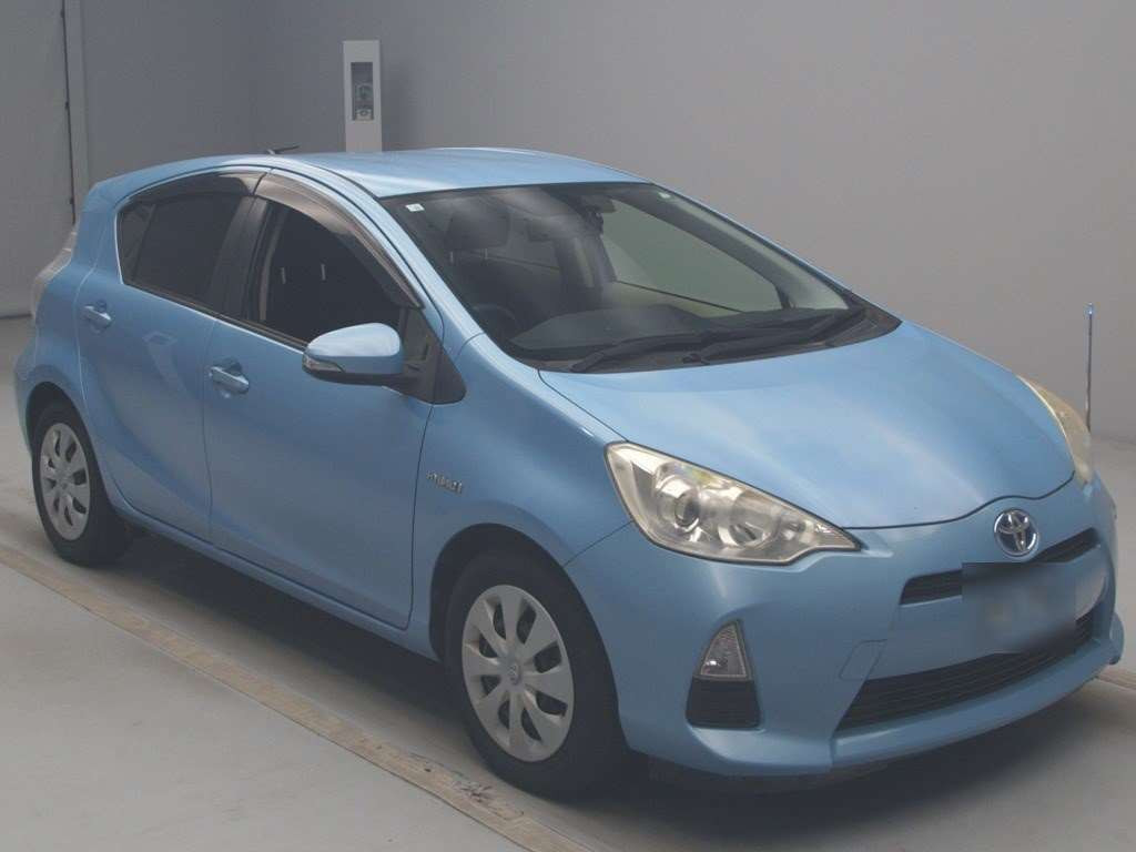 2012 Toyota Aqua NHP10[2]