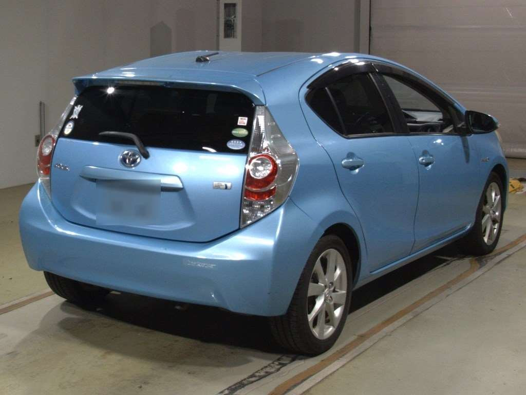 2013 Toyota Aqua NHP10[1]