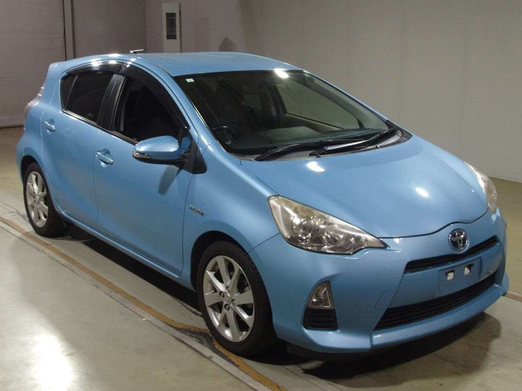 2013 Toyota Aqua NHP10[2]