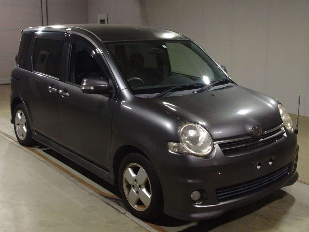 2010 Toyota Sienta NCP81G[2]