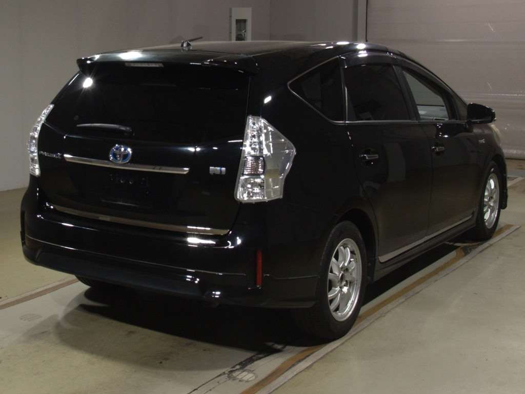 2012 Toyota Prius alpha ZVW40W[1]