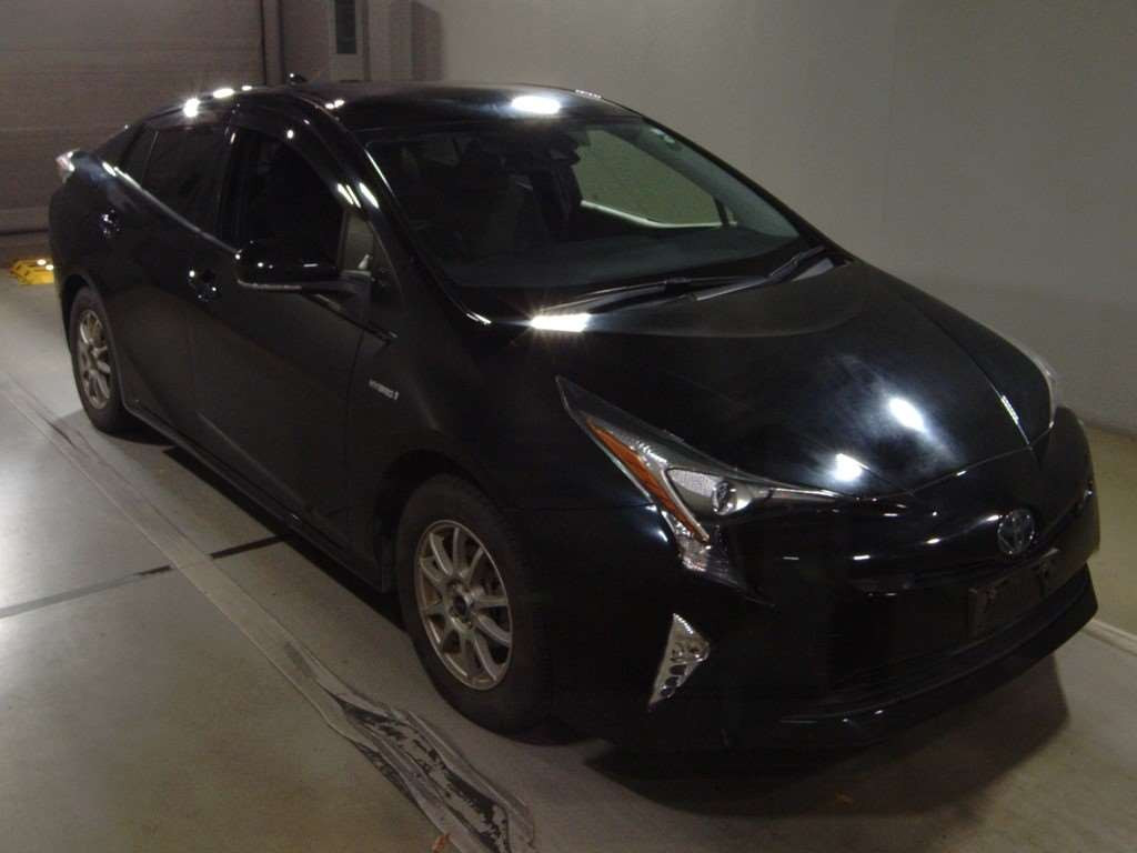 2018 Toyota Prius ZVW55[2]