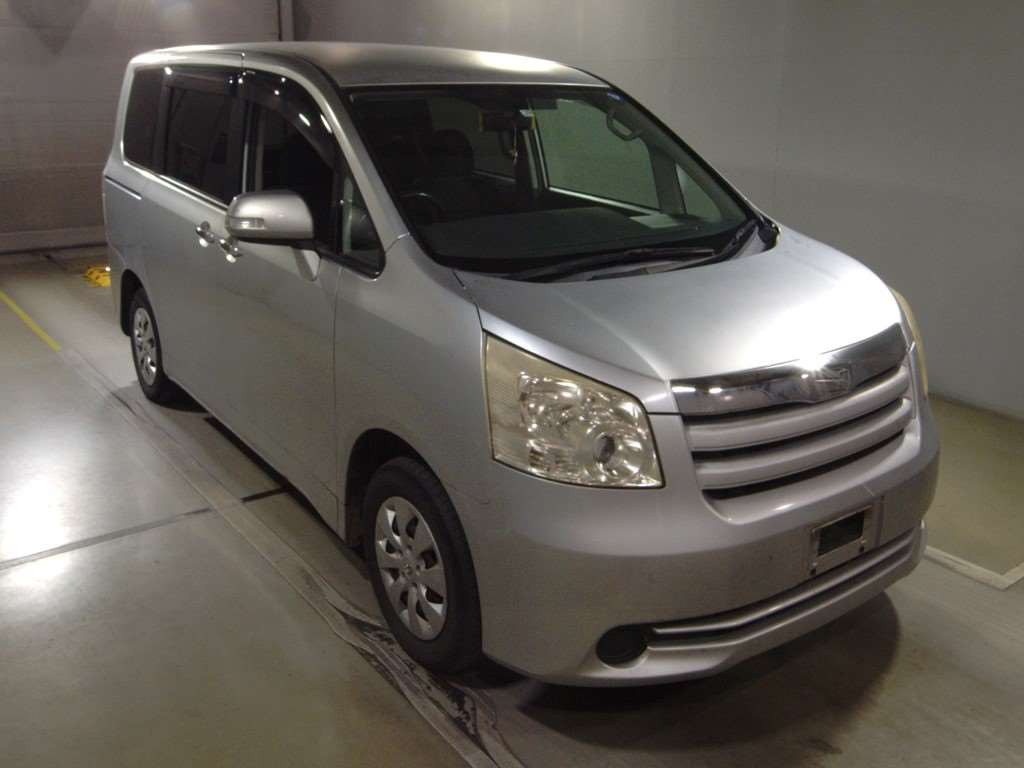 2009 Toyota Noah ZRR70G[2]