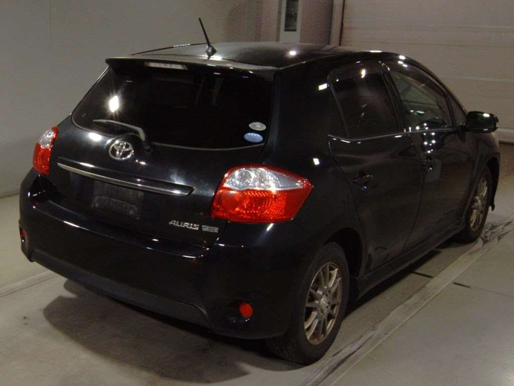 2010 Toyota Auris ZRE152H[1]