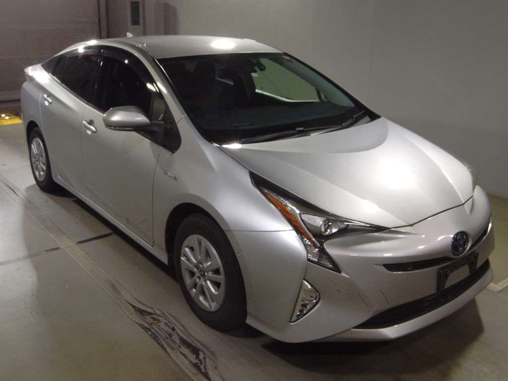 2017 Toyota Prius ZVW55[2]