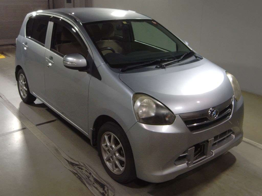 2011 Daihatsu Mira es LA300S[2]