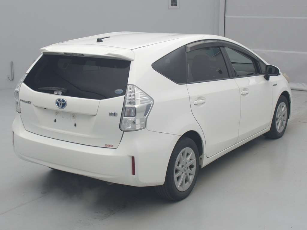 2011 Toyota Prius alpha ZVW40W[1]