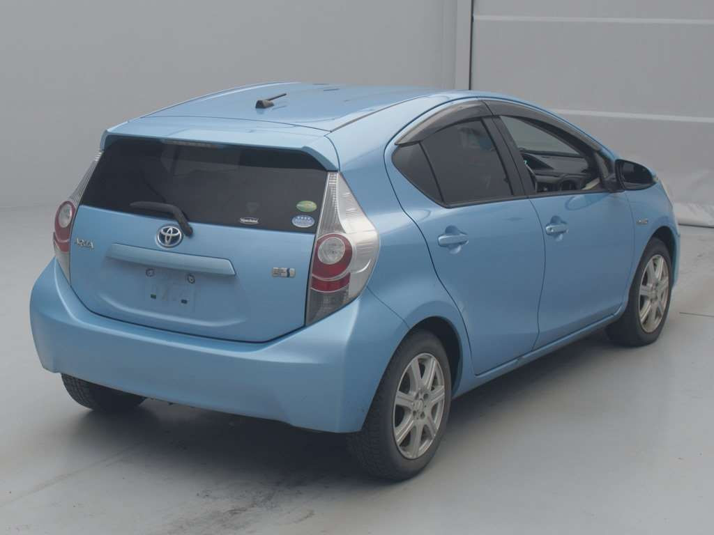 2012 Toyota Aqua NHP10[1]