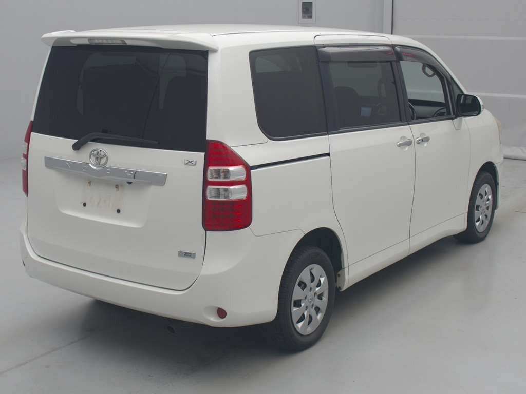 2011 Toyota Noah ZRR75G[1]