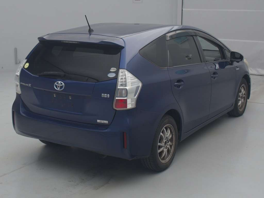 2012 Toyota Prius alpha ZVW41W[1]