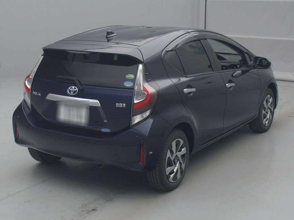 2020 Toyota Aqua NHP10[1]