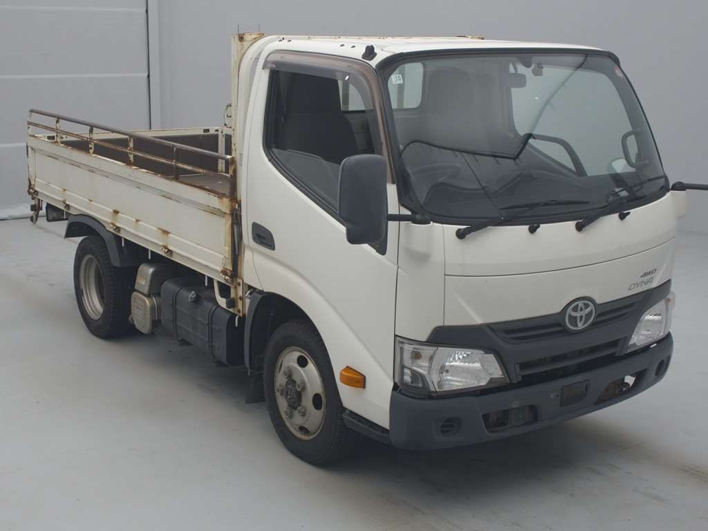 2016 Toyota Dyna Truck XZU675[2]