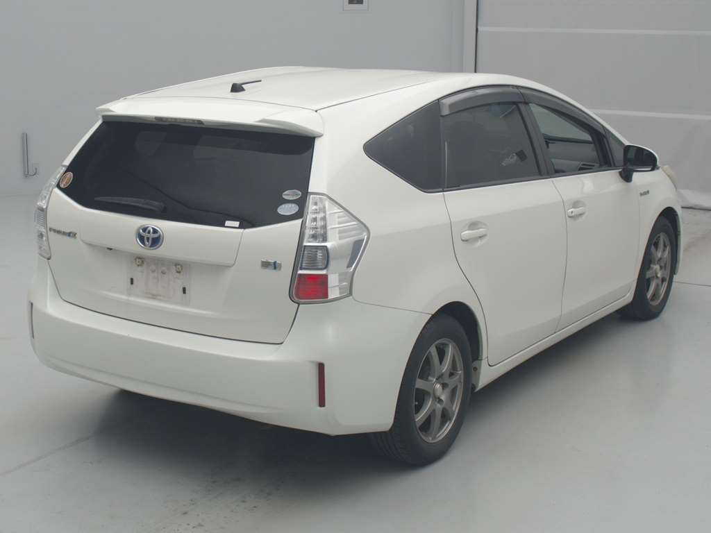 2011 Toyota Prius alpha ZVW41W[1]