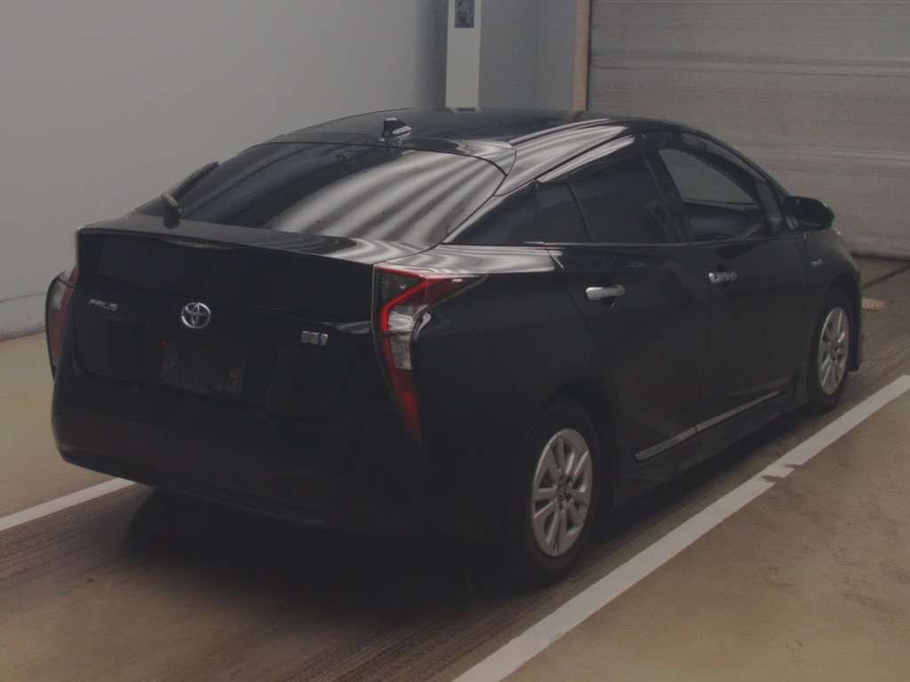 2016 Toyota Prius ZVW50[1]