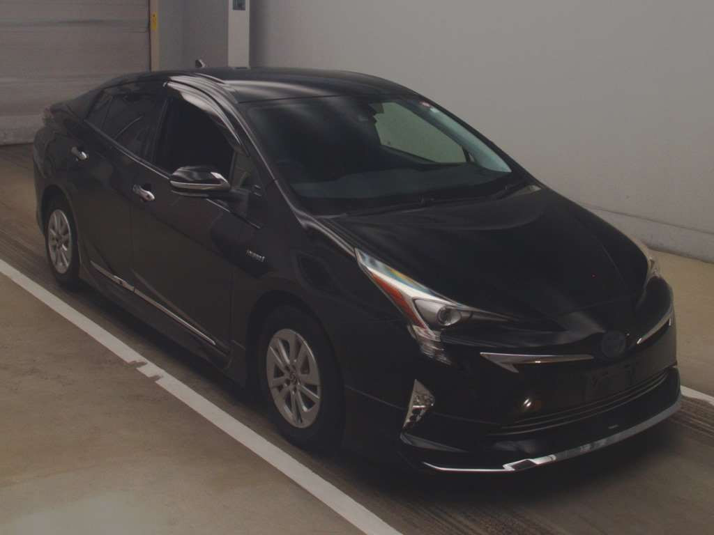 2016 Toyota Prius ZVW50[2]