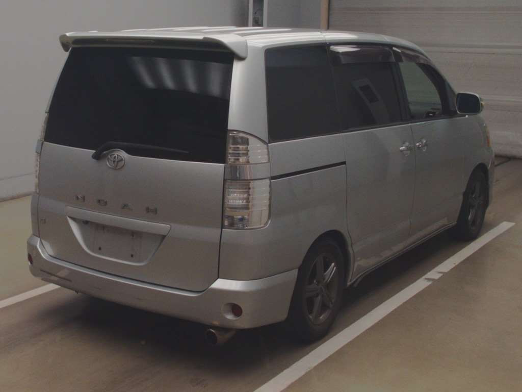 2005 Toyota Noah AZR60G[1]