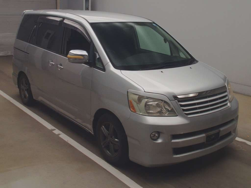 2005 Toyota Noah AZR60G[2]