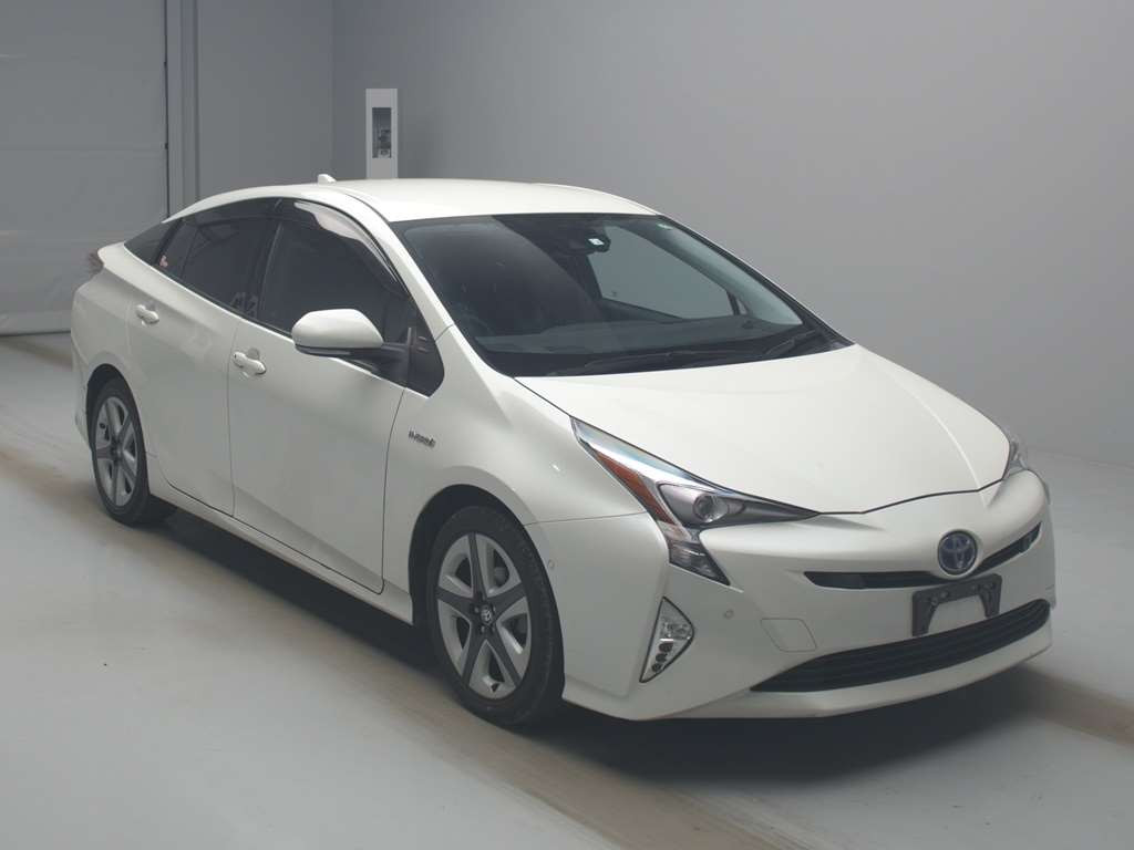 2016 Toyota Prius ZVW51[2]