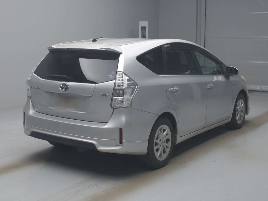 2011 Toyota Prius alpha ZVW40W[1]