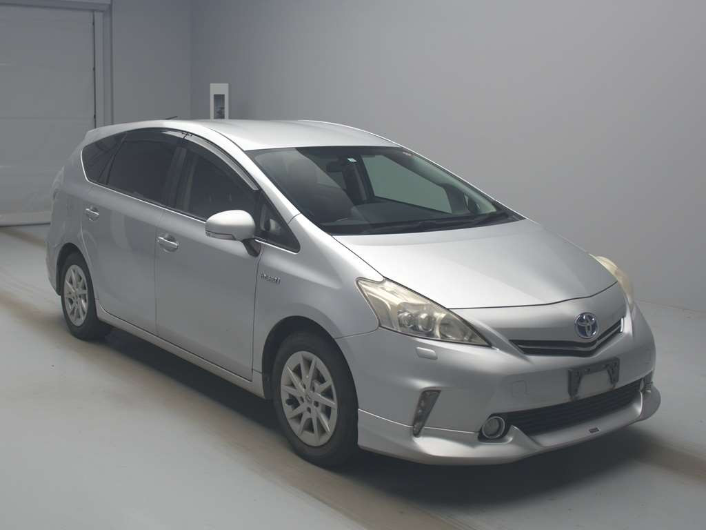 2011 Toyota Prius alpha ZVW40W[2]