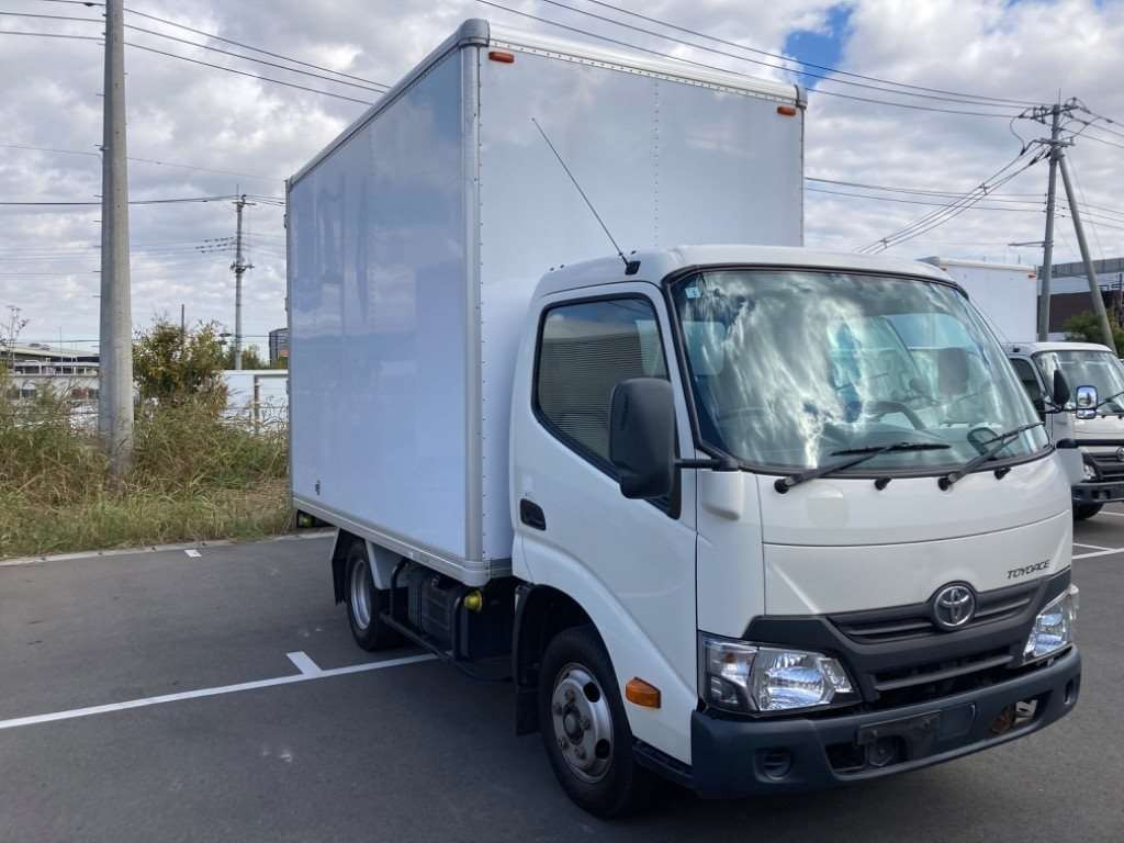 2017 Toyota Toyoace Truck XZC605[2]