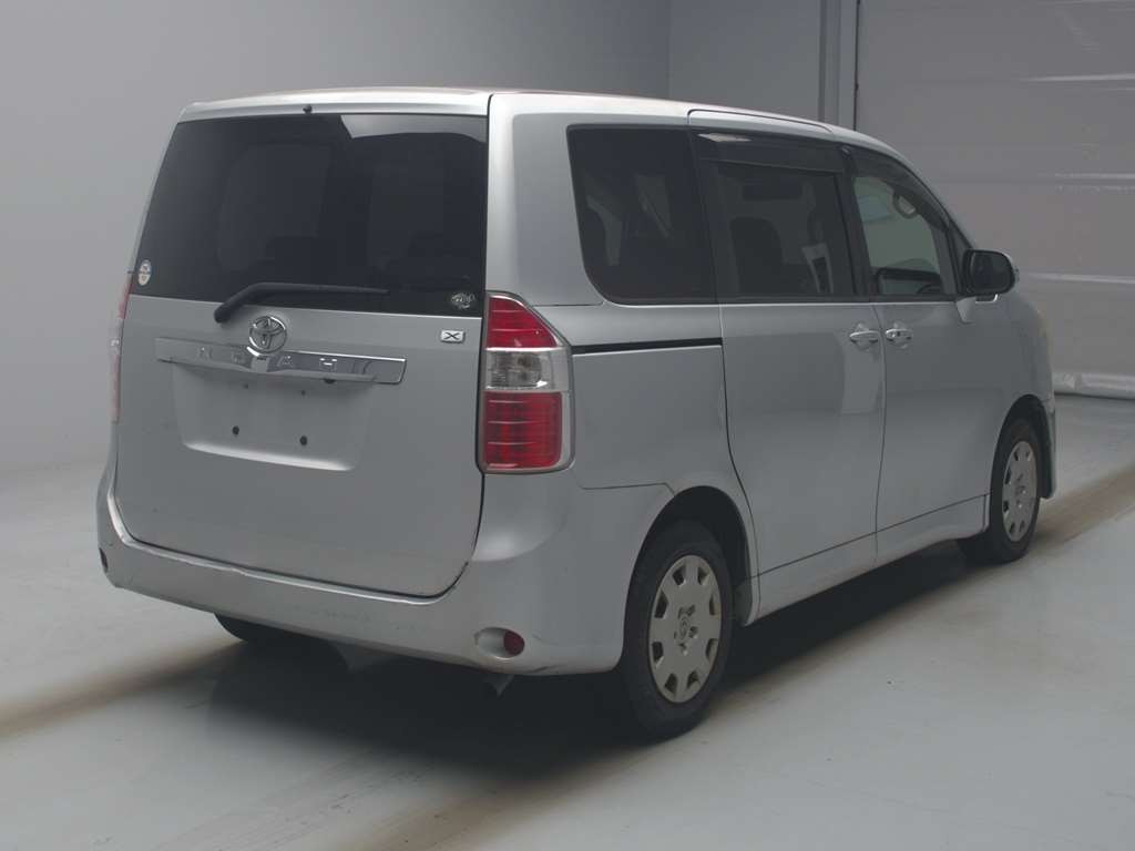 2007 Toyota Noah ZRR70G[1]