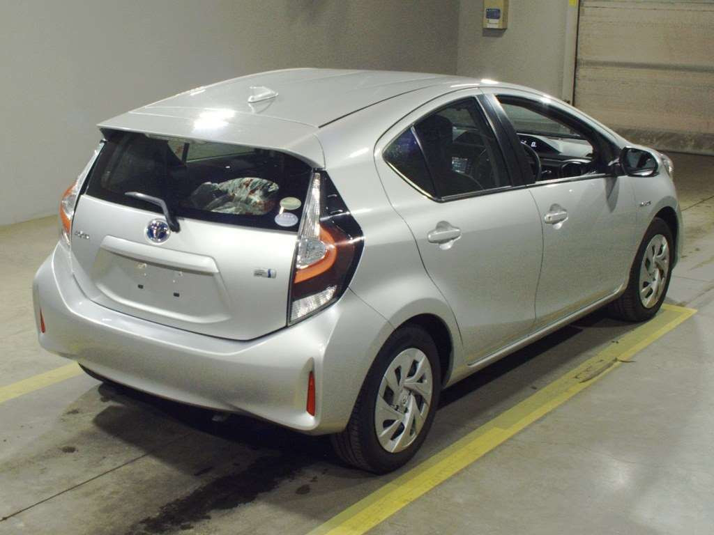 2020 Toyota Aqua NHP10[1]