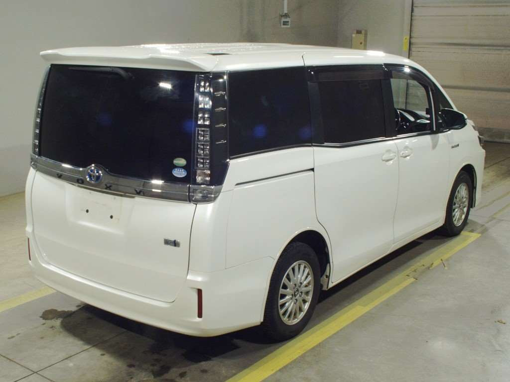 2015 Toyota Voxy ZWR80G[1]